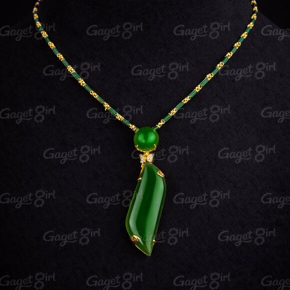 Jewelry - ELEGANT JADE NECKLACE GREEN